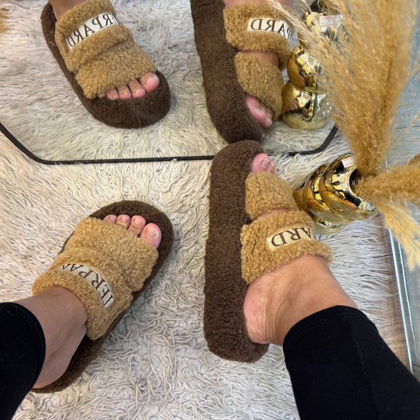 Chaussons d'intérieur/extérieur de voyage/vacances minimalistes unicolore en peluche à la mode